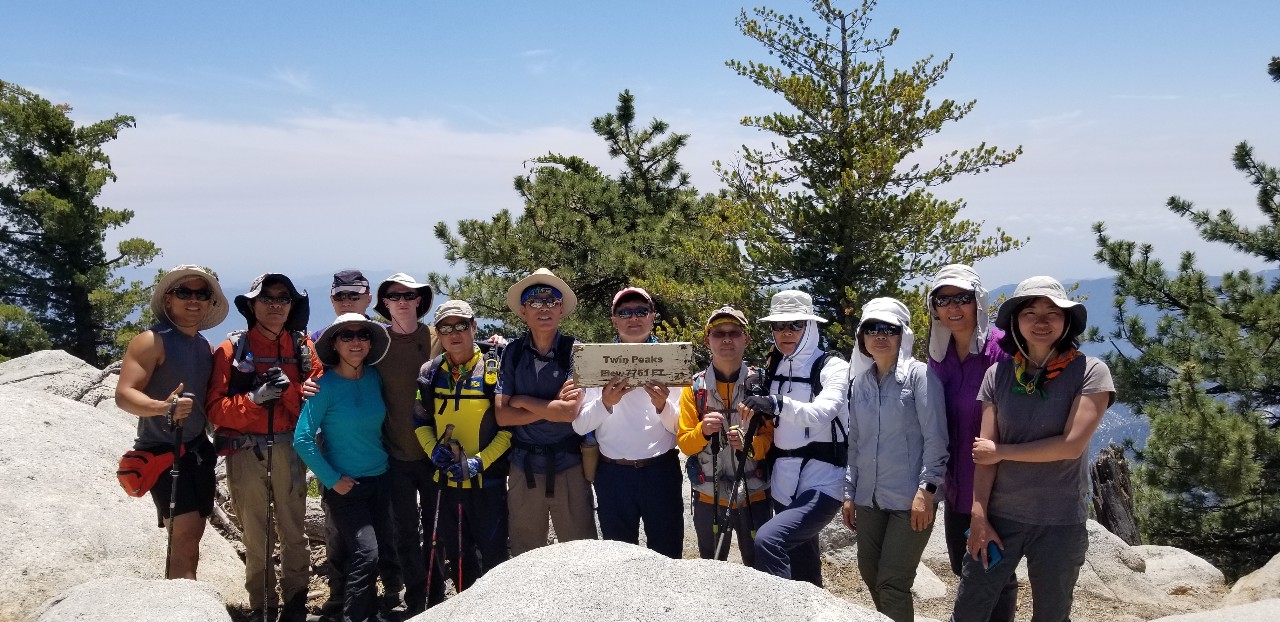 TwinPeakSummitGroupShot.jpg